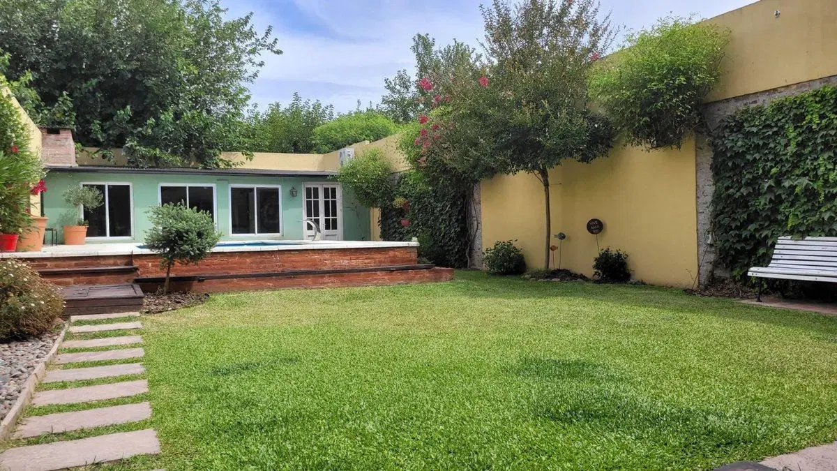 VENTA CASA 4 AMBIENTES EN BANFIELD, PARQUE, PILETA 3