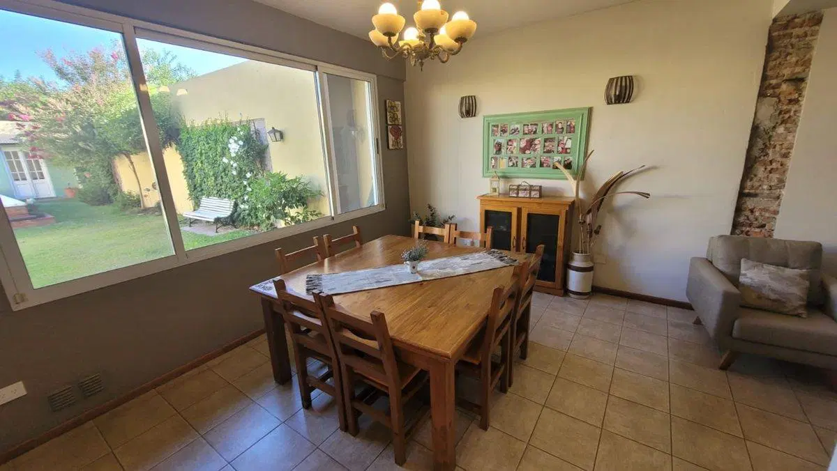 VENTA CASA 4 AMBIENTES EN BANFIELD, PARQUE, PILETA 5