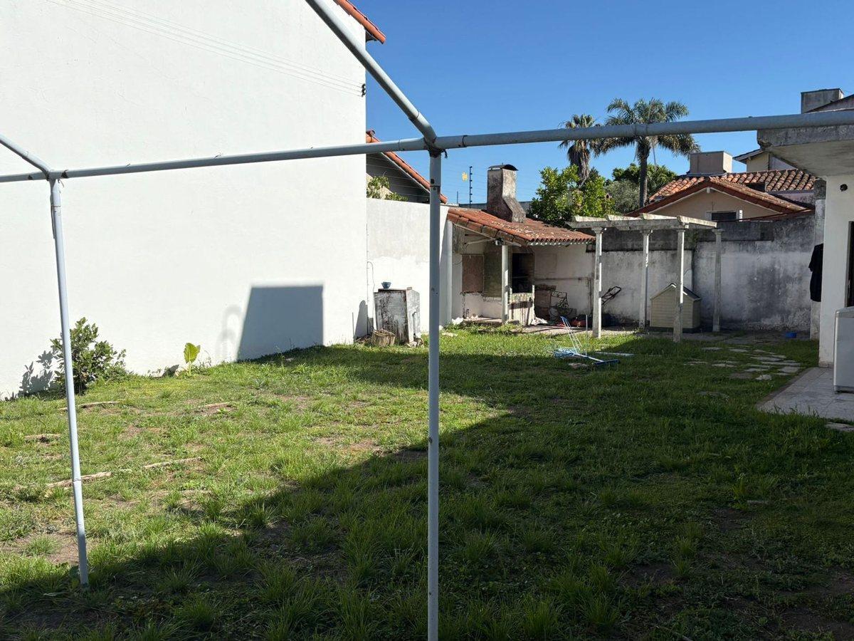 CASA 5 AMBIENTES VENTA CASTELAR COCHERA JARDIN