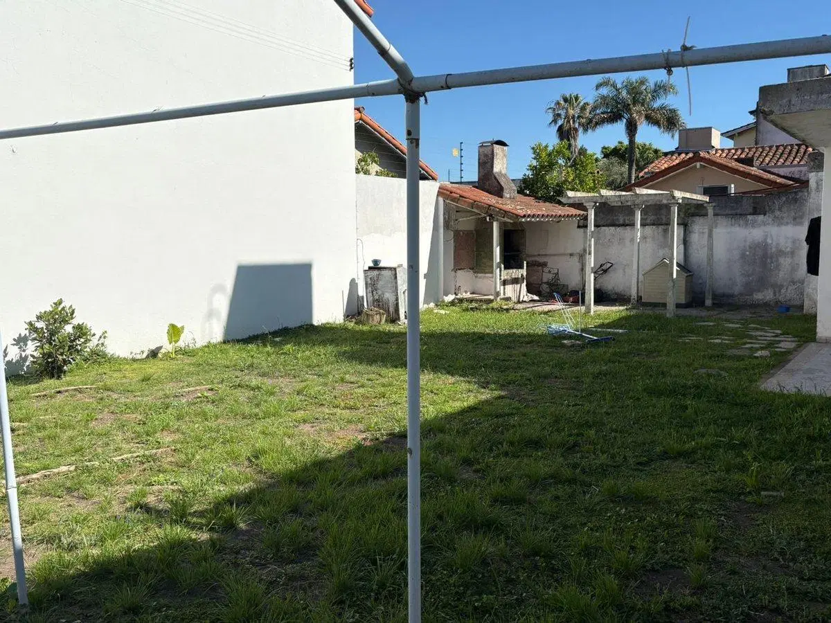 CASA 5 AMBIENTES VENTA CASTELAR COCHERA JARDIN 4