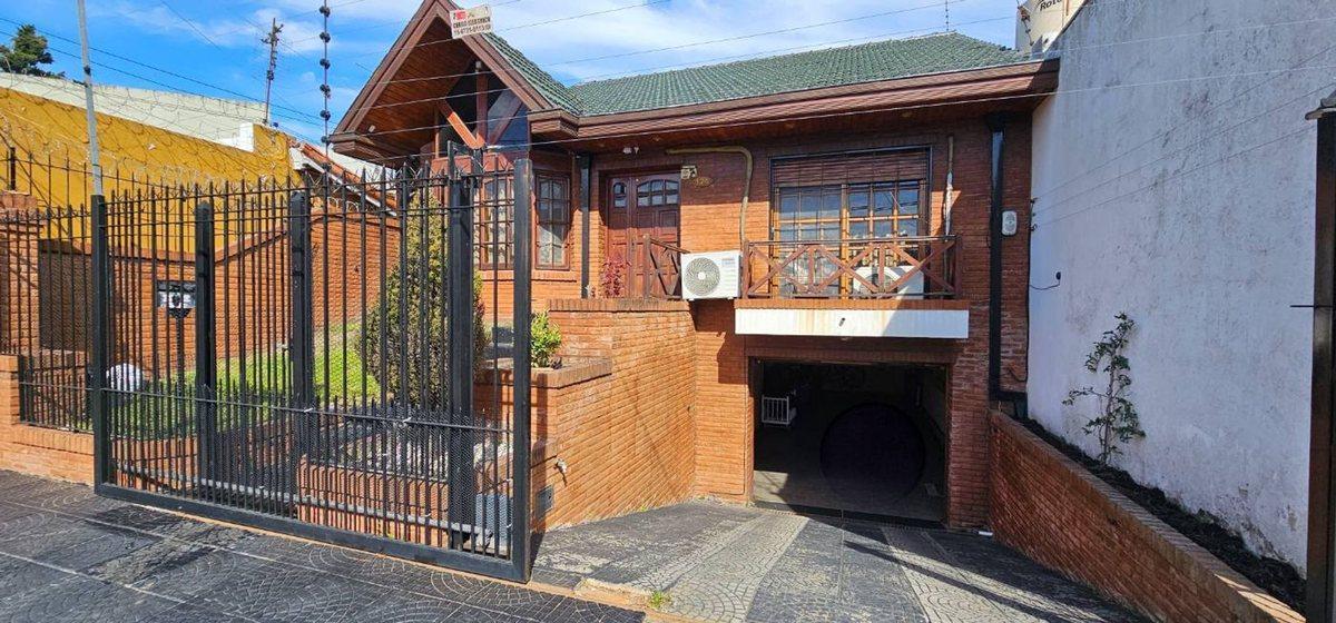 CASA VENTA 4 AMBIENTES BERNAL OESTE PILETA QUINCHO