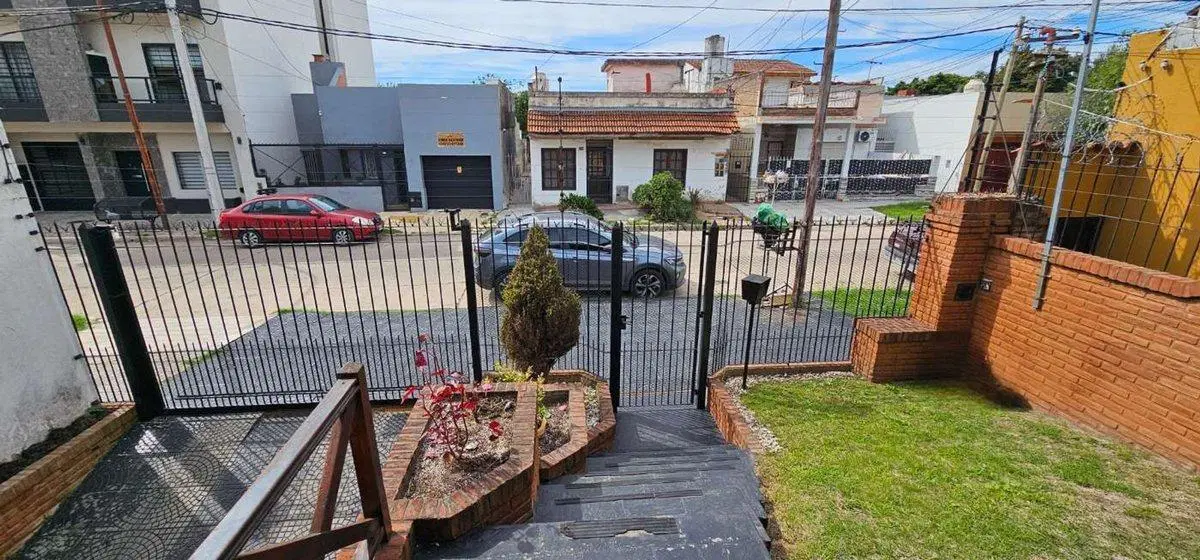 CASA VENTA 4 AMBIENTES BERNAL OESTE PILETA QUINCHO 2