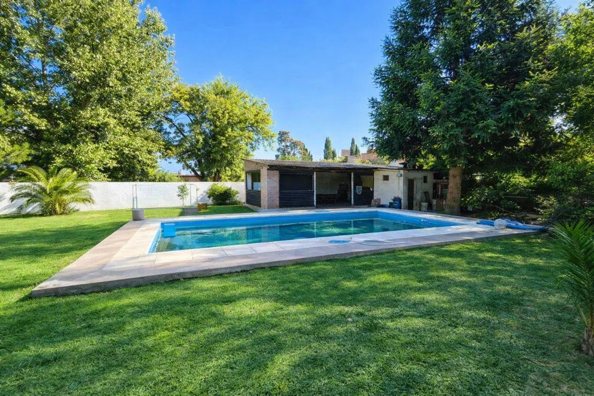 VENTA CASA 3 AMBIENTES LA REJA. PILETA Y QUINCHO 4