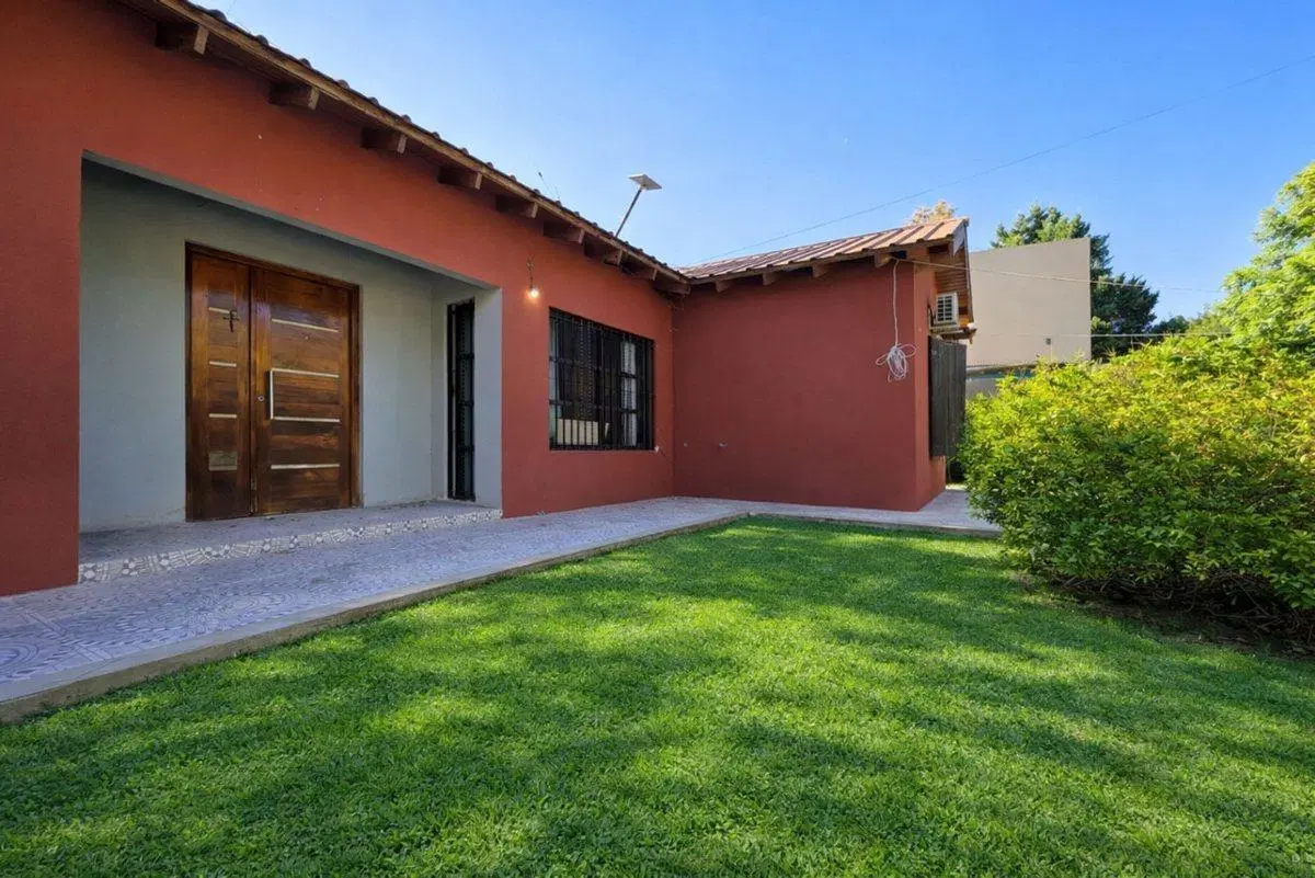 VENTA CASA 3 AMBIENTES LA REJA. PILETA Y QUINCHO 5