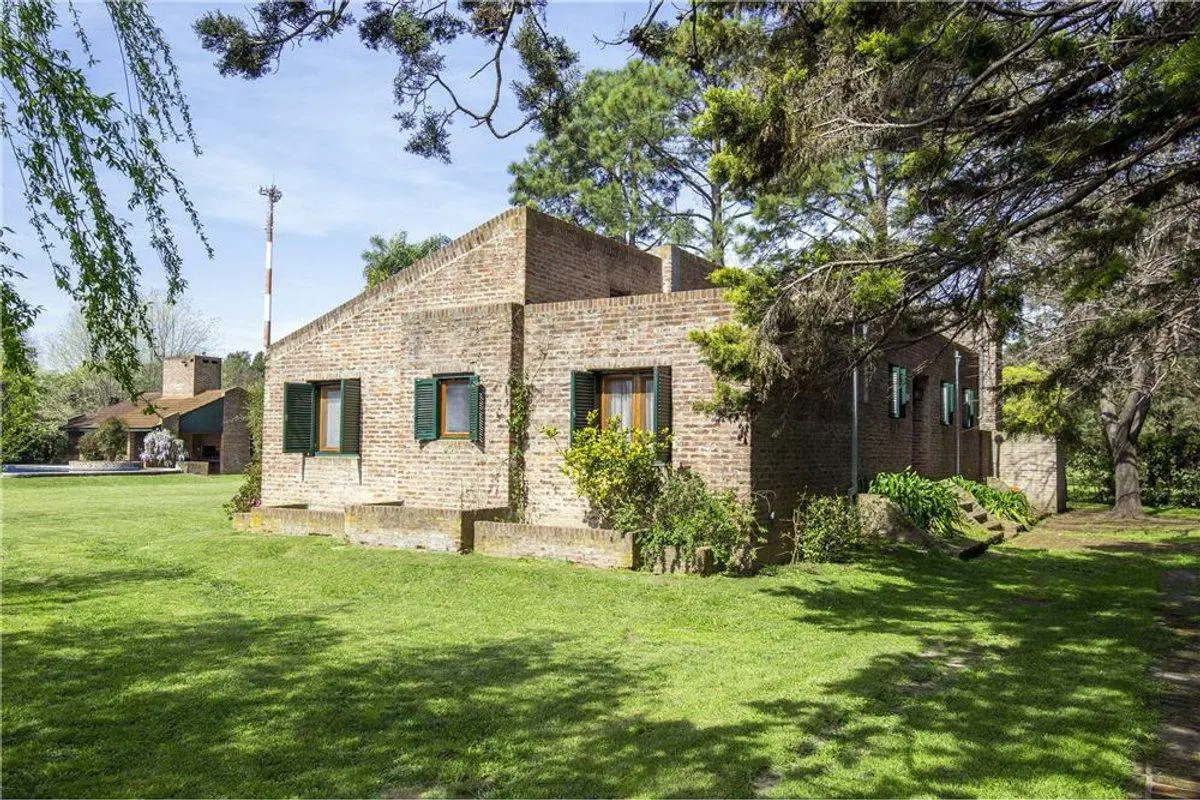 Casa 6 ambientes venta Pilar con pileta 3
