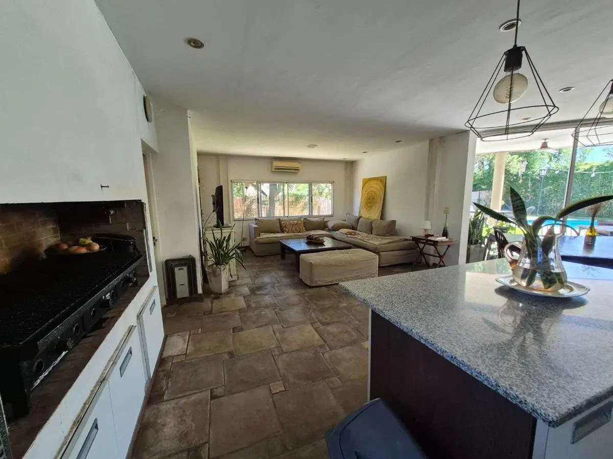 Casa 10 Ambientes VENTA Aranzazu Escobar Pileta 4