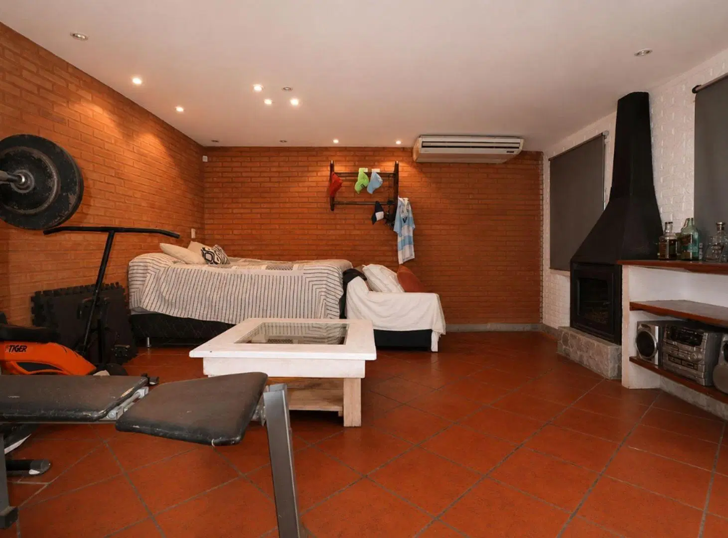VENTA CASA 5 AMBIENTES  COGHLAN PILETA 3