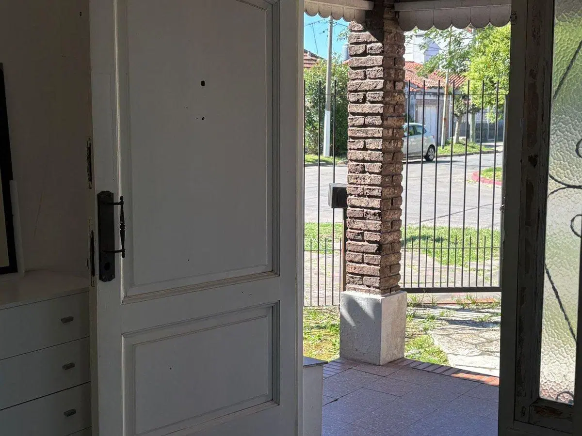 CASA 5 AMBIENTES VENTA CASTELAR COCHERA JARDIN 4