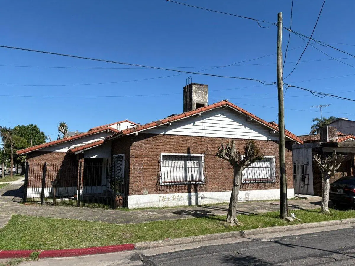 CASA 5 AMBIENTES VENTA CASTELAR COCHERA JARDIN 1