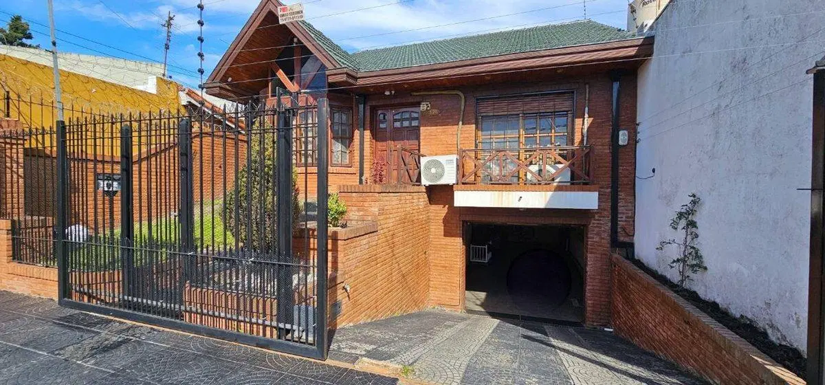 CASA VENTA 4 AMBIENTES BERNAL OESTE PILETA QUINCHO 2