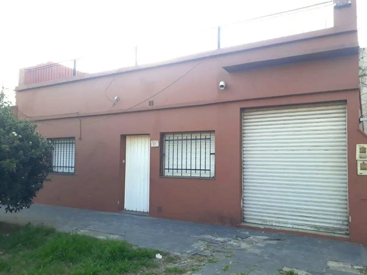 VENTA CASA CON LOCAL TERRAZA Y PATIO BANFIELD 2