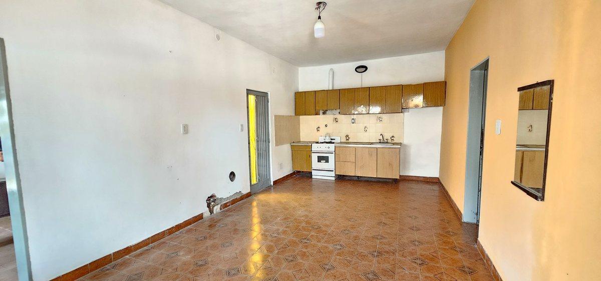 Foto de VENTA CASA 3 AMBIENTES C/LUGAR COMERCIAL JL SUAREZ, imagen 1