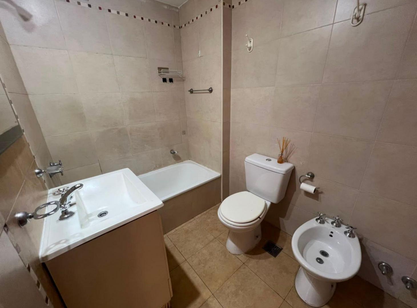 Foto de DEPARTAMENTO 2 AMBIENTES VENTA MONSERRAT COCHERA, imagen 1