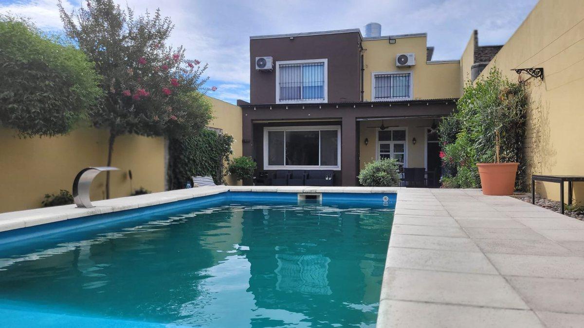 Foto de VENTA CASA 4 AMBIENTES EN BANFIELD, PARQUE, PILETA, imagen 1