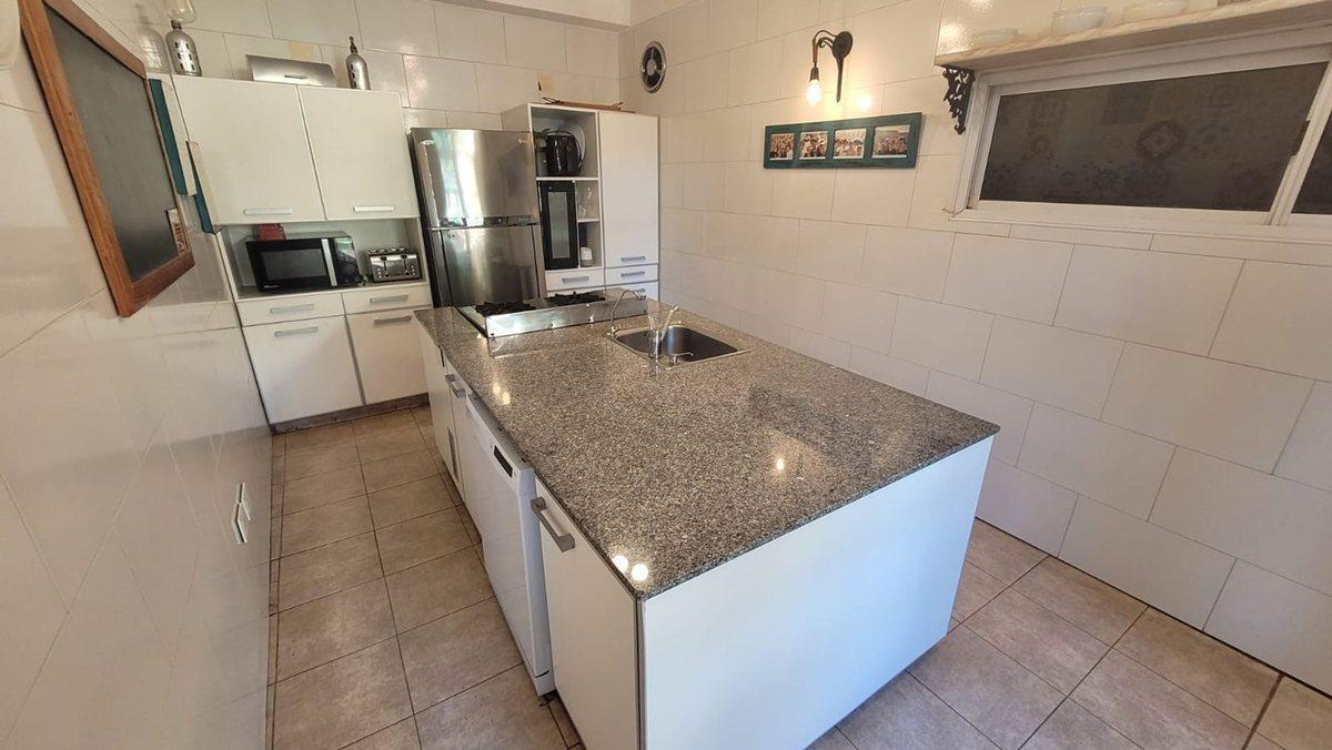Foto de VENTA CASA 4 AMBIENTES EN BANFIELD, PARQUE, PILETA, imagen 2