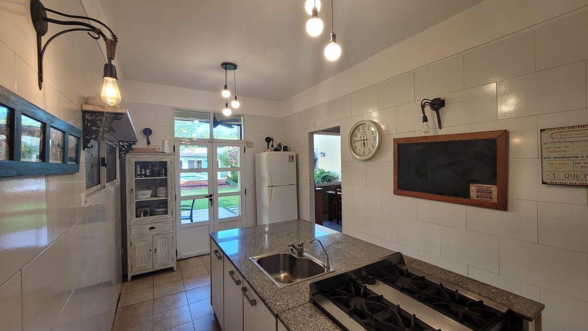 Foto de VENTA CASA 4 AMBIENTES EN BANFIELD, PARQUE, PILETA, imagen 3