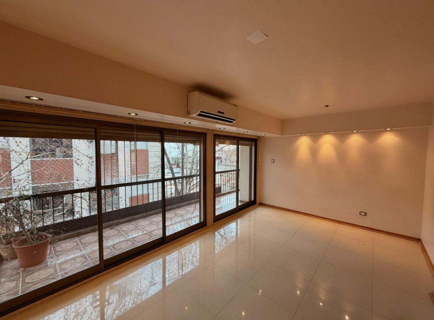 Foto de DEPARTAMENTO VENTA FLORES 4 AMBIENTES COCHERA DEP, imagen 1