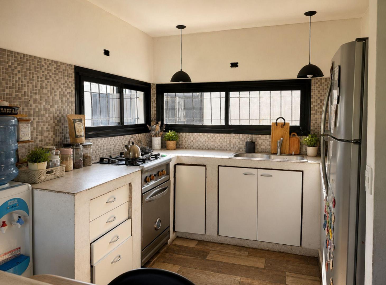 Foto de VENTA CASA 5 AMBIENTES CON PARQUE EN FCO. ALVAREZ, imagen 2