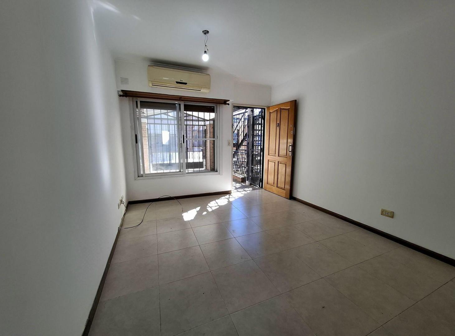 Foto de PH VENTA VERSALLES 2 AMBIENTES PATIO GUARDACOCHE, imagen 2