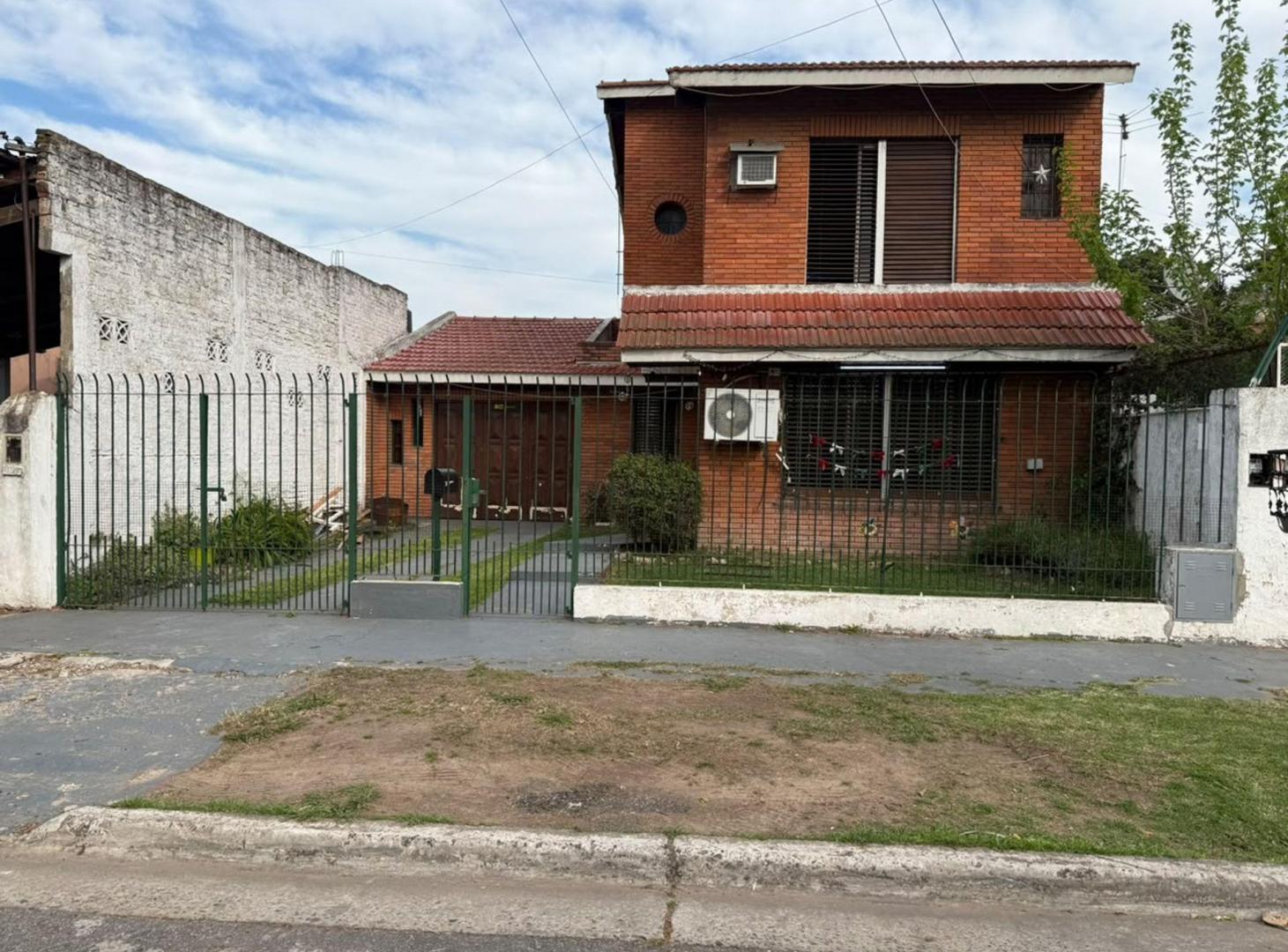Foto de Casa 3 Ambientes en Venta Adrogué Jardin y Garaje, imagen 1