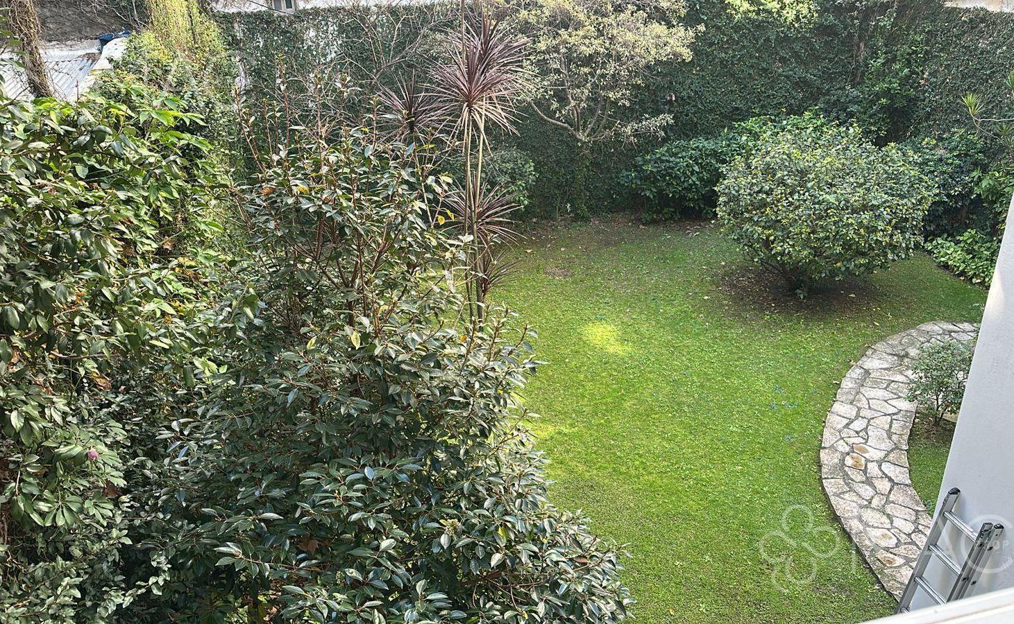 Departamento  con jardín semiprivado  Palermo Chico  Apto Profesional (502260102)