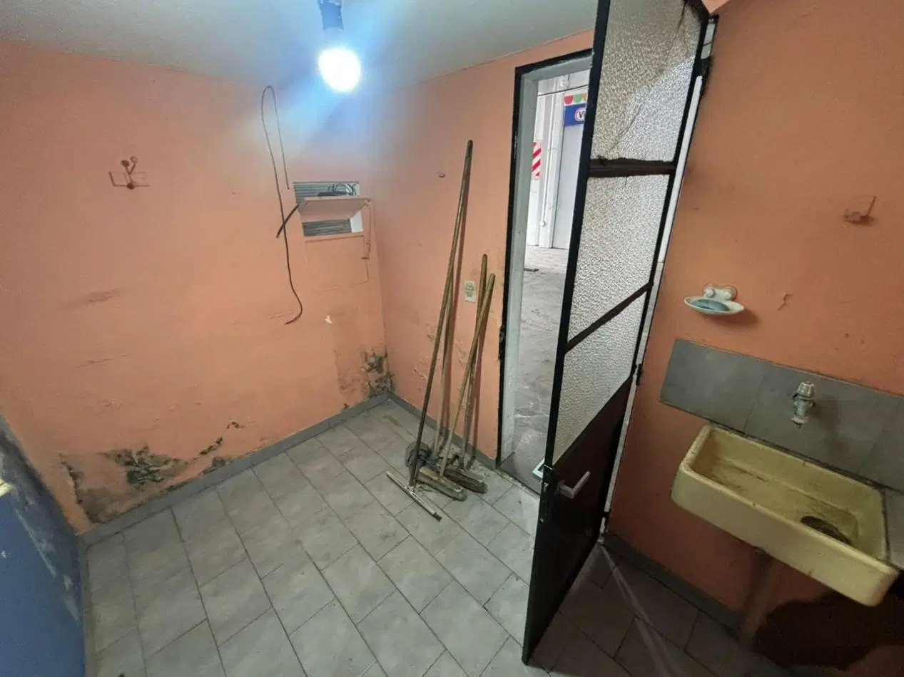 Exclusivo local en zona comercial en alquiler - San Martin 4