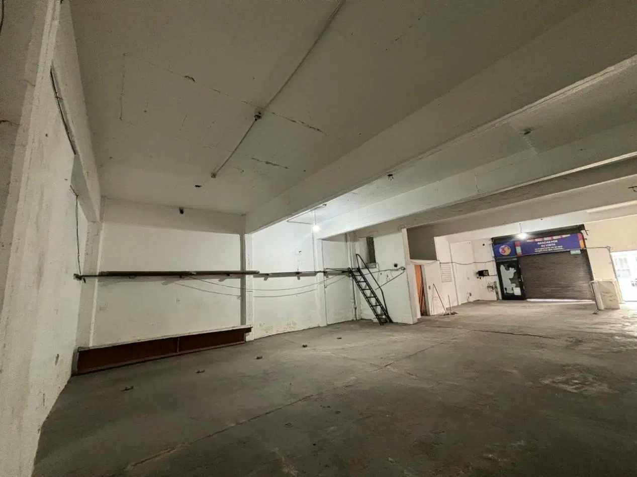 Exclusivo local en zona comercial en alquiler - San Martin 4
