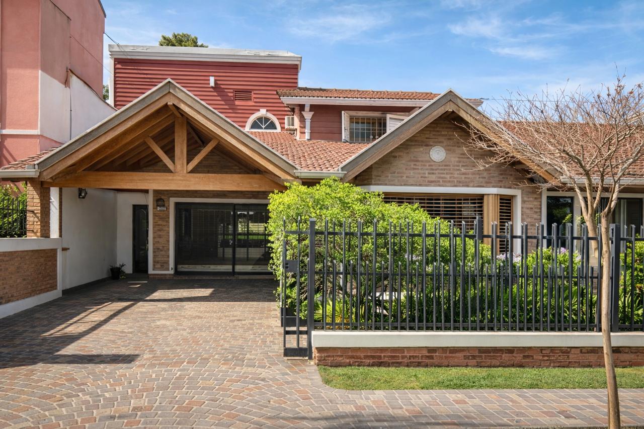 Exclusivo Chalet de Categoría en Castelar Norte – Oportunidad Única