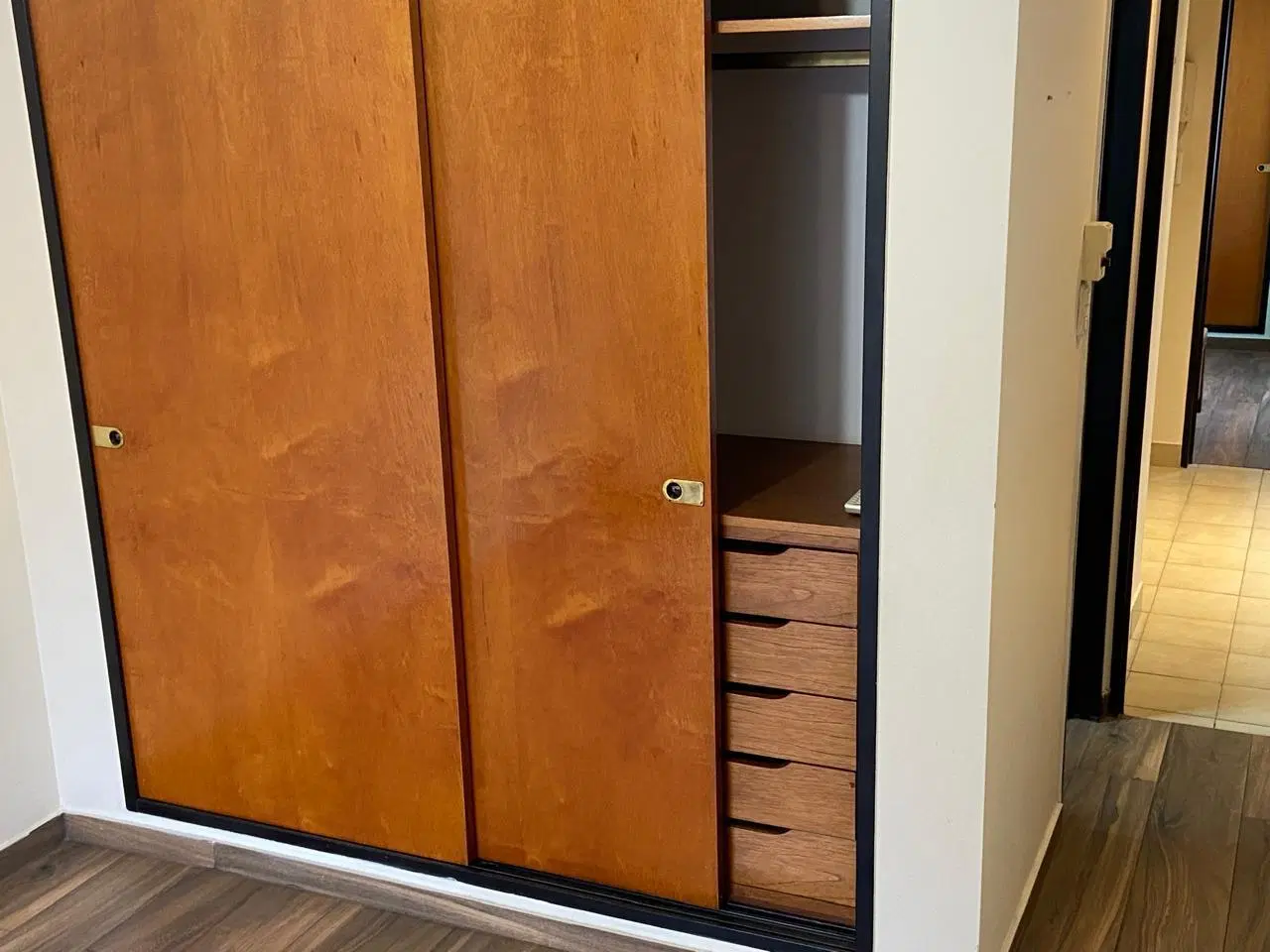 ¡PH con cochera y 3 habitaciones, una en suite! 4