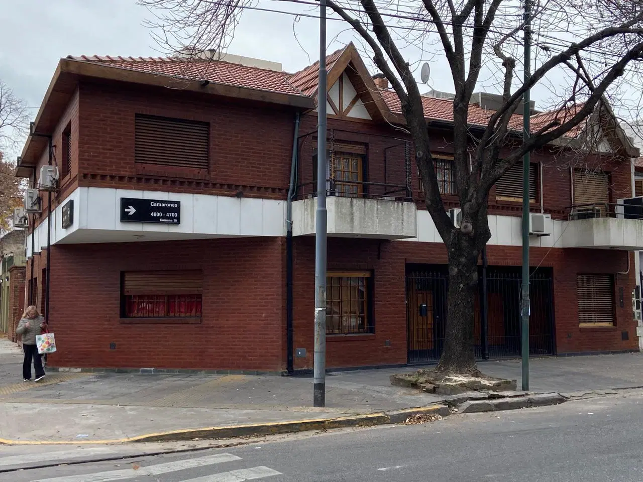 ¡PH con cochera y 3 habitaciones, una en suite! 1