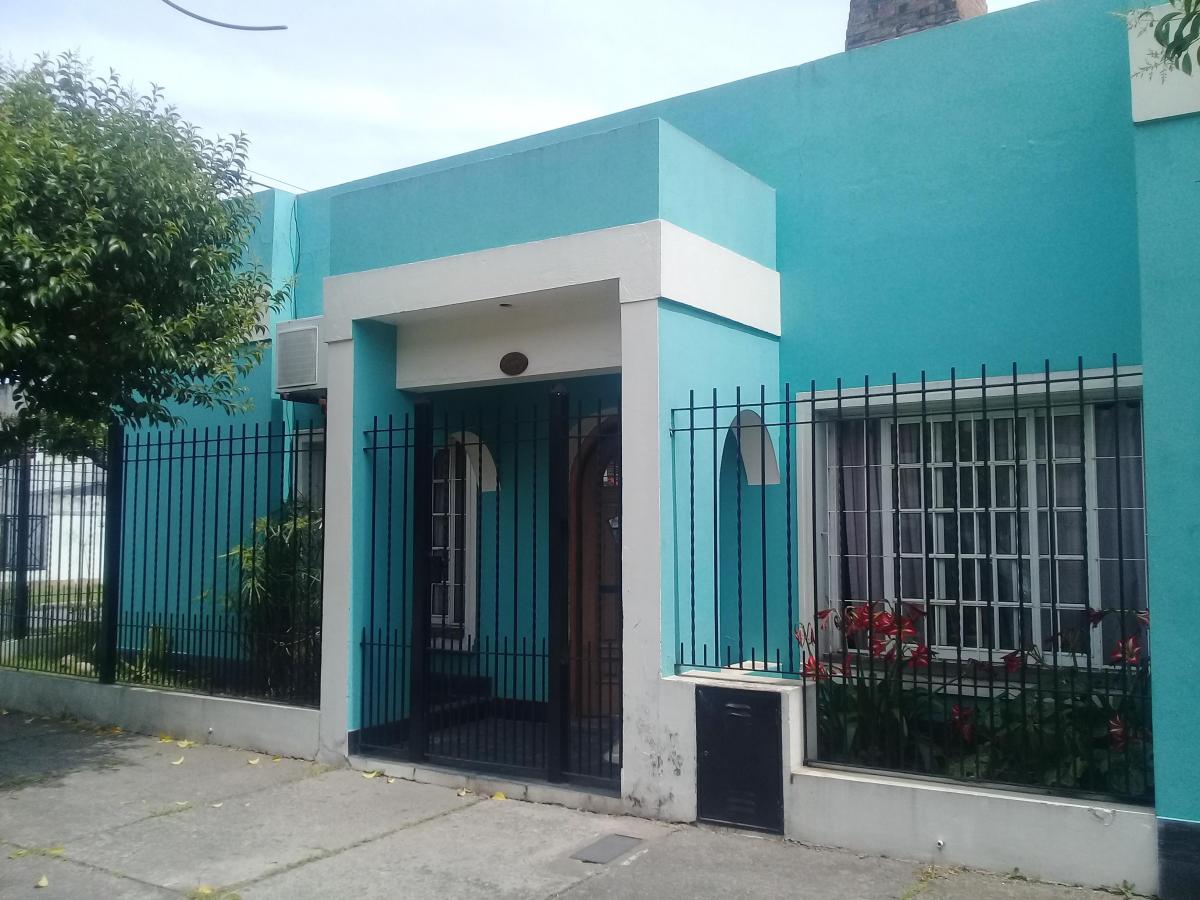 Casa 4 ambientes con cochera y patio.