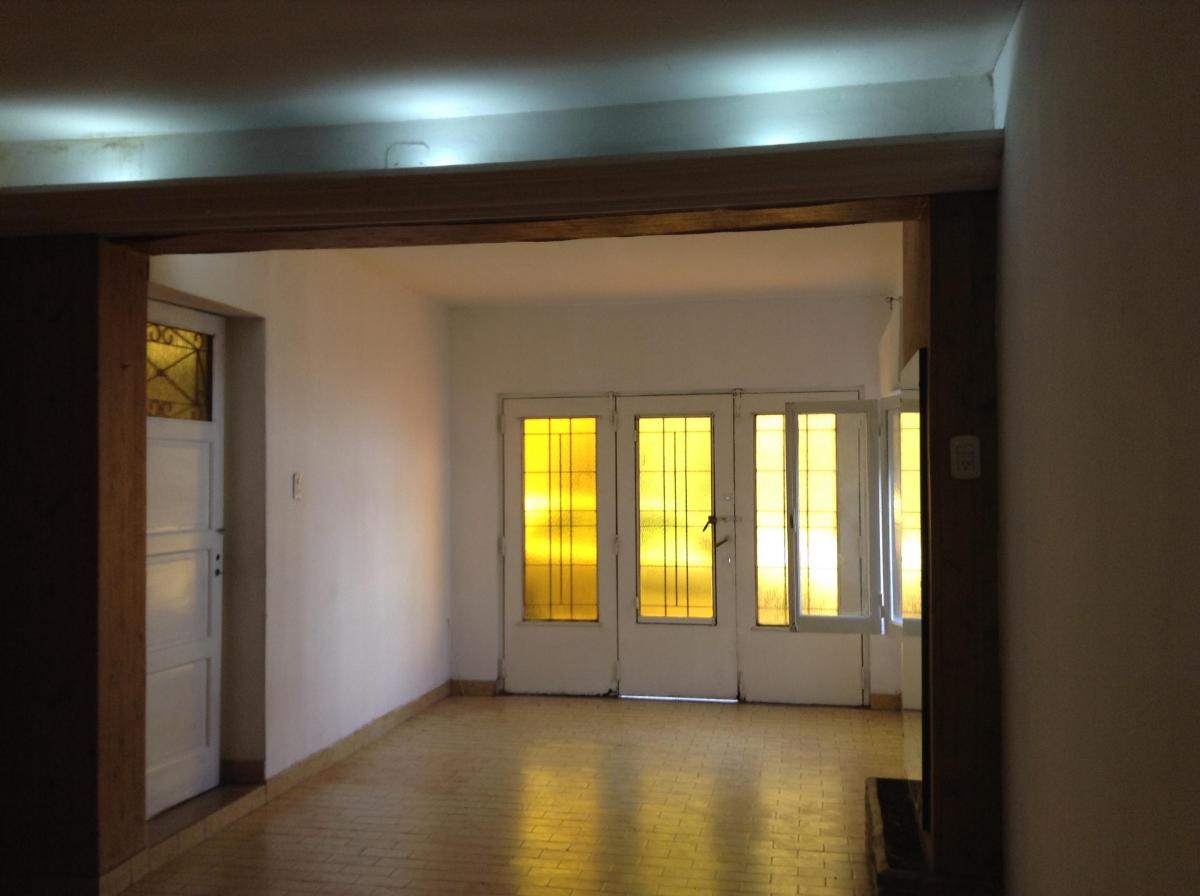 Chalet 4 ambientes con garaje y amplio fondo libre. Nuevo precio.