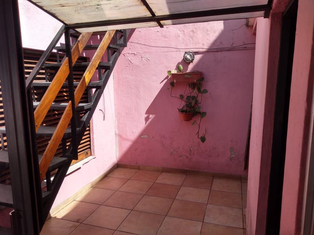 Casa 4 ambientes con garaje y jardín al frente.