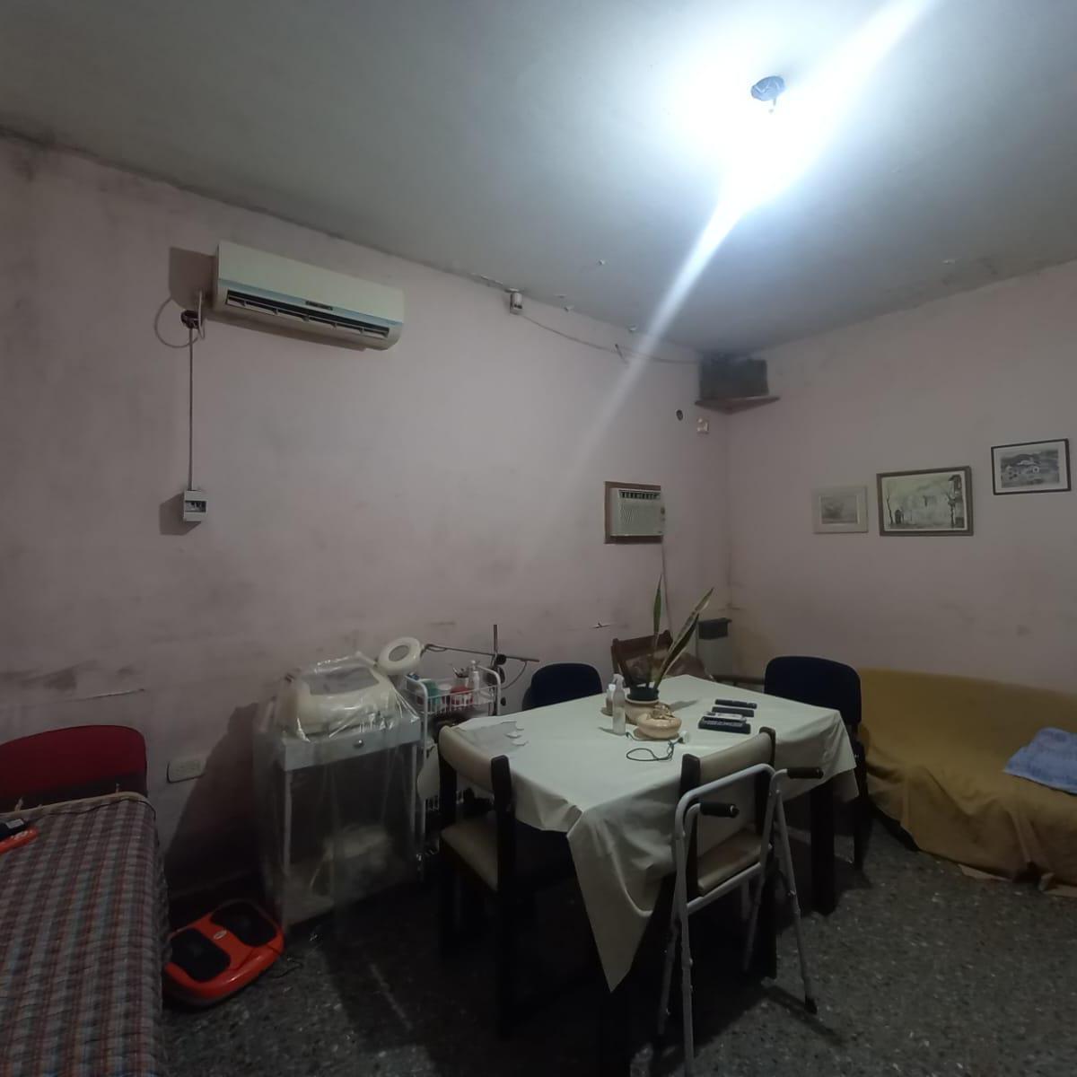 Casa 3 ambientes con garaje pasante, sobre lote de 11 x 40