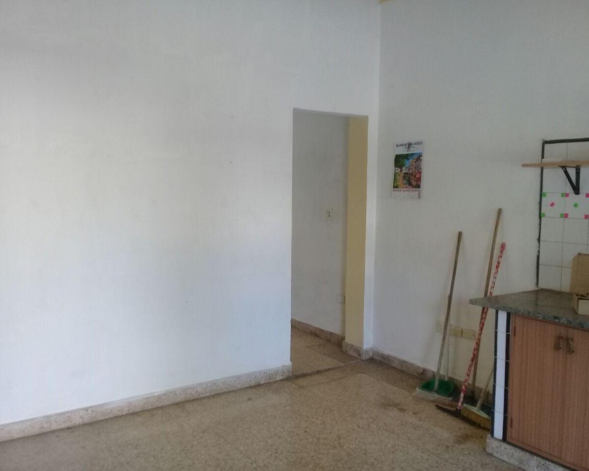 Casa 3 amb a refaccionar, cochera p/ autos y amplio jardín. Lote de 8,66 x 46,34
