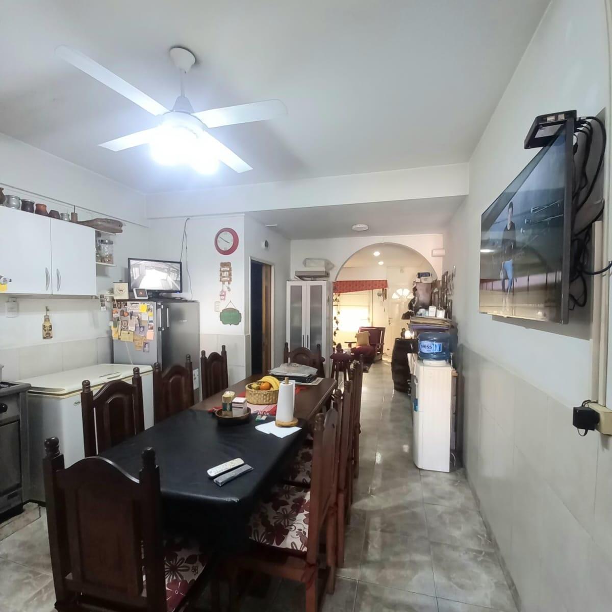 Muy lindo dúplex. 3 y1/2 ambientes con cochera y fondo libre.