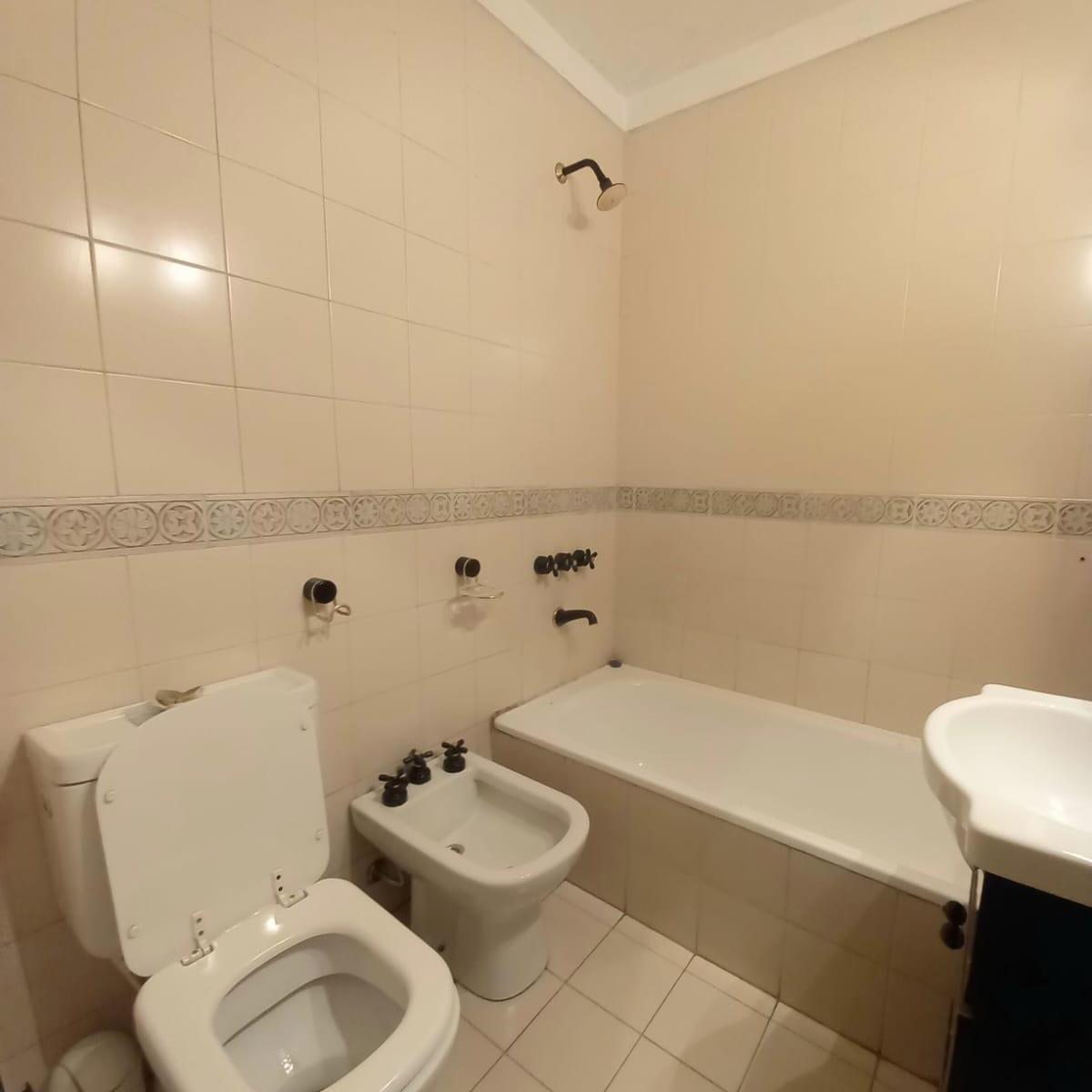 Semipiso de 3 Ambientes con Cochera y Baulera. Excelente Ubicación. 4