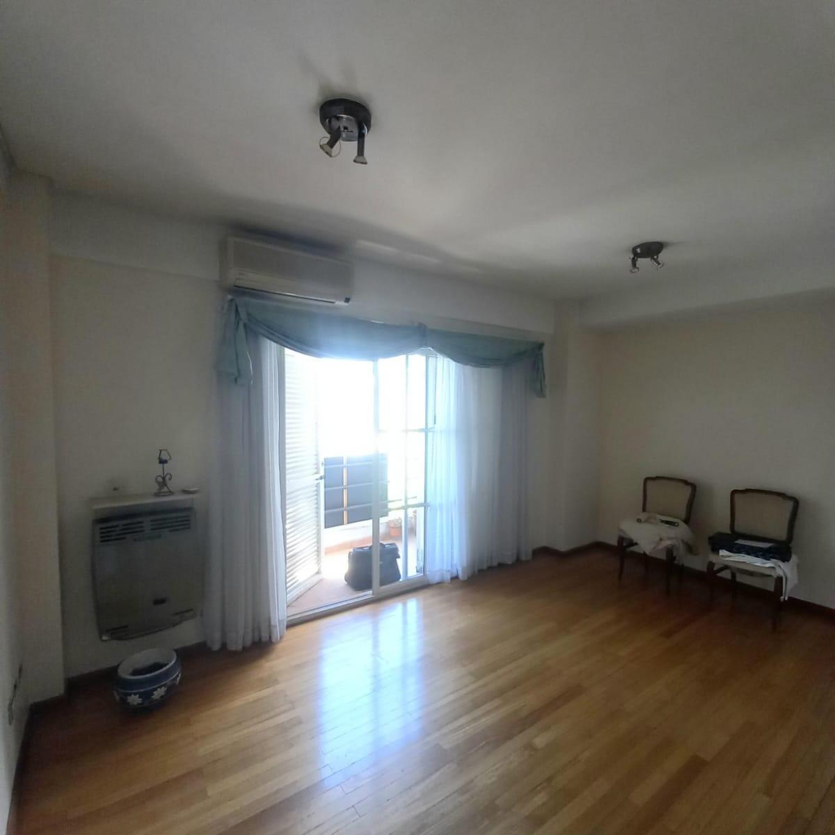 Semipiso de 3 Ambientes con Cochera y Baulera. Excelente Ubicación. 2