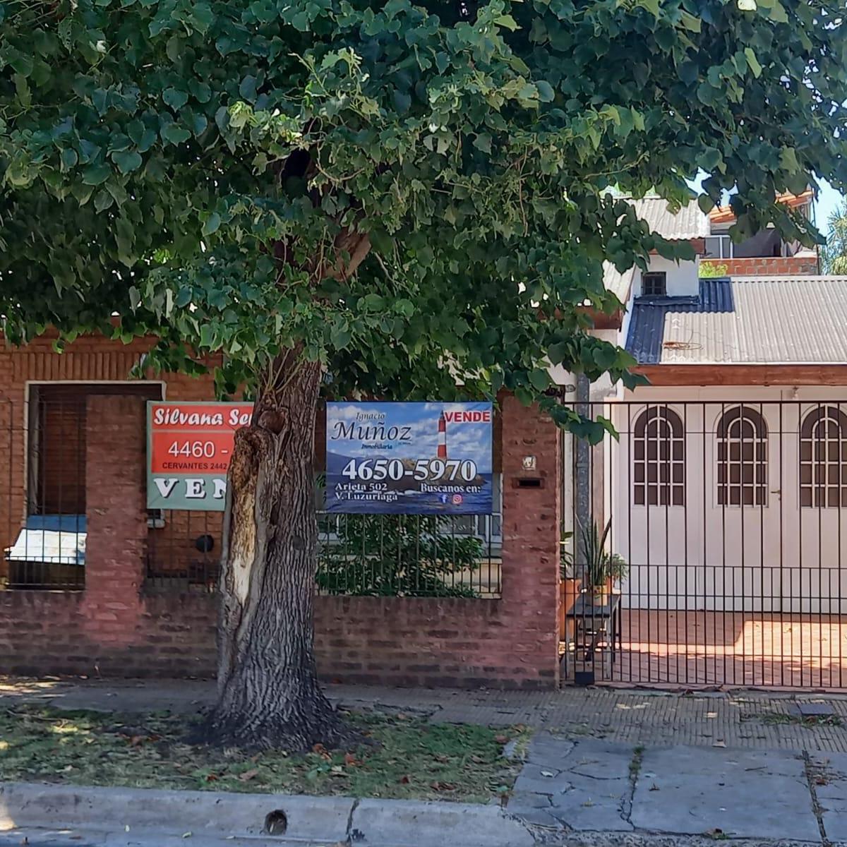 Casa 4 ambientes con cochera y fondo libre.