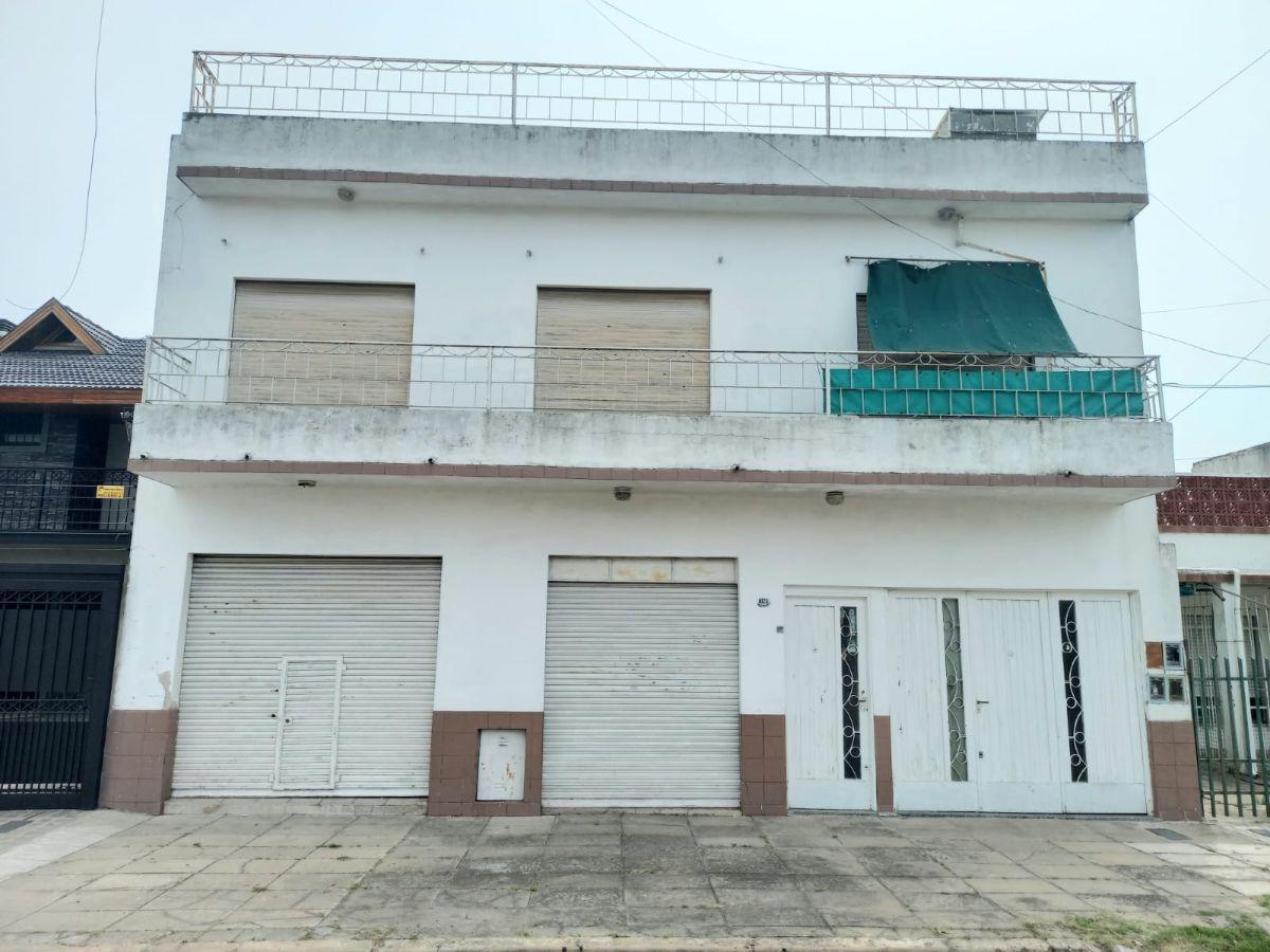 Casa Multifamiliar. PB 2 locales, monoambiente, garage p/ 3 autos y fondo libre. PA 4 ambientes.