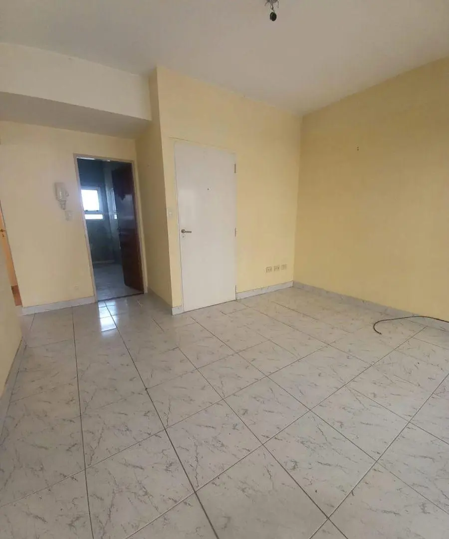 Departamento 3 ambientes, al frente con balcón. Ubicado en el centro de San Justo. 2