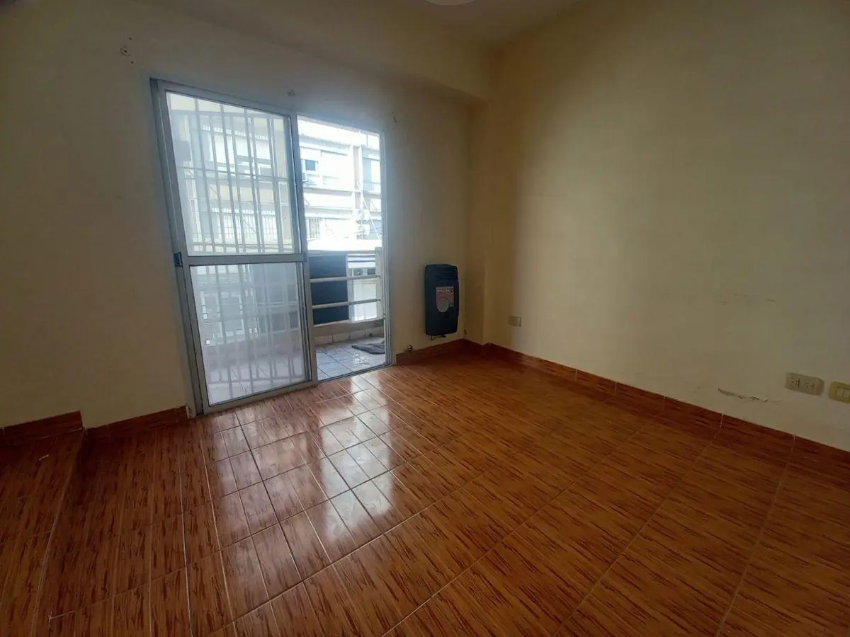 Departamento 3 ambientes, al frente con balcón. Ubicado en el centro de San Justo. 5