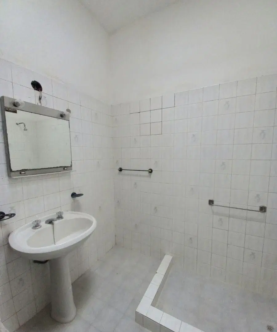 Casa 3 ambientes con cochera y amplio fondo libre. 4