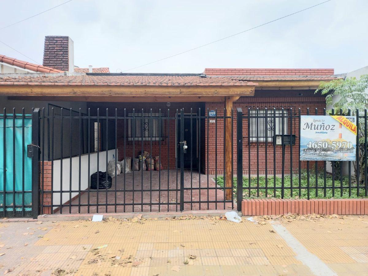Casa 3 ambientes con cochera y amplio fondo libre.