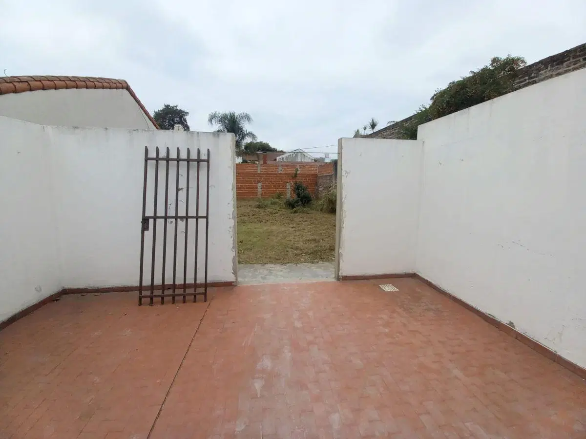Casa 3 ambientes con cochera y amplio fondo libre. 5