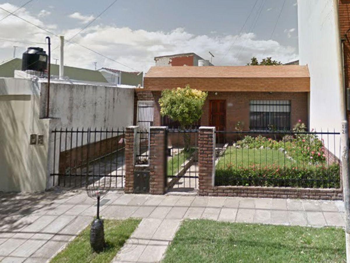 Foto de Casa 3 ambientes con cochera y fondo libre., imagen 2