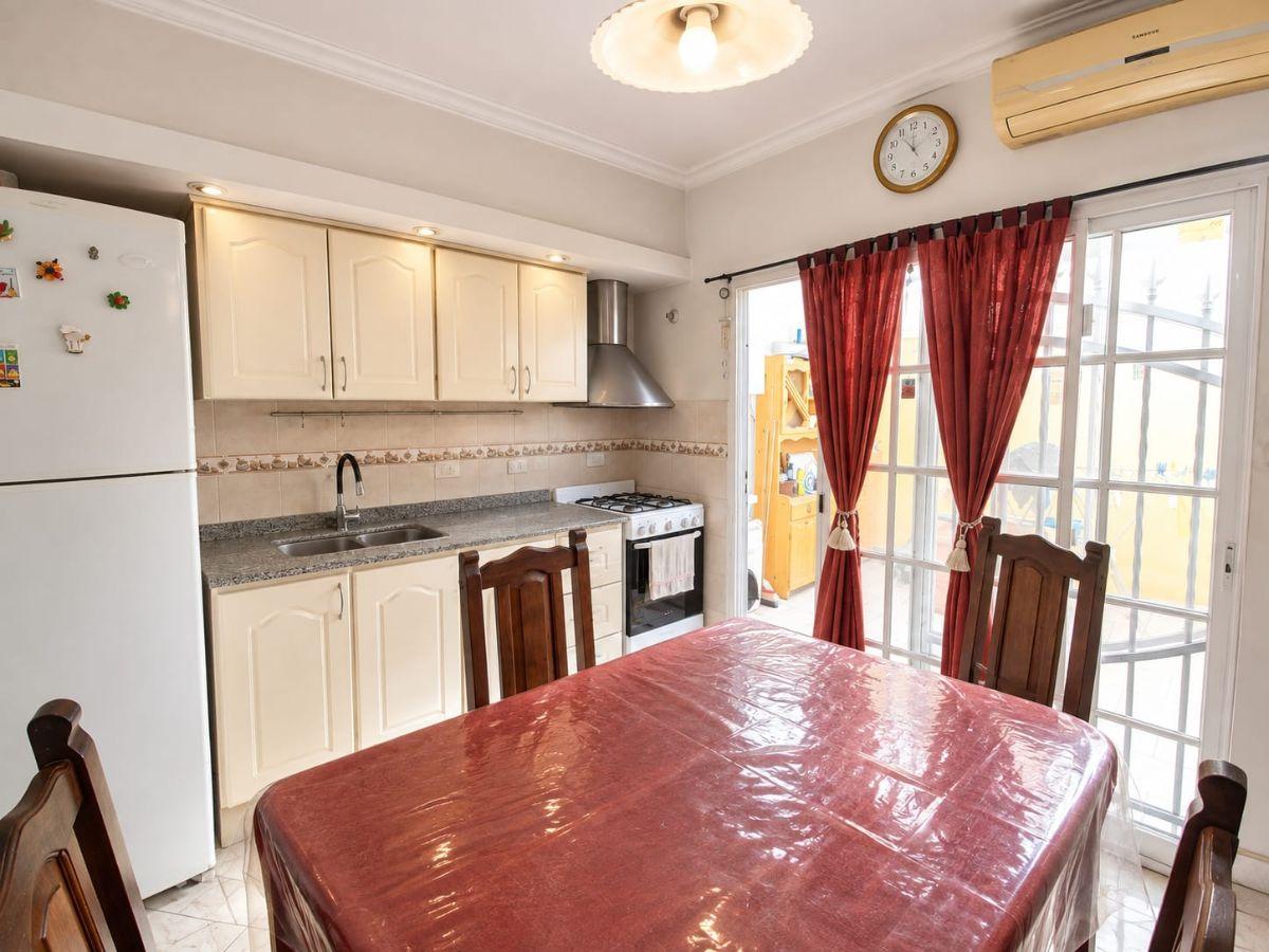 Foto de Triplex 4 ambientes con cochera. Entrada independiente., imagen 4