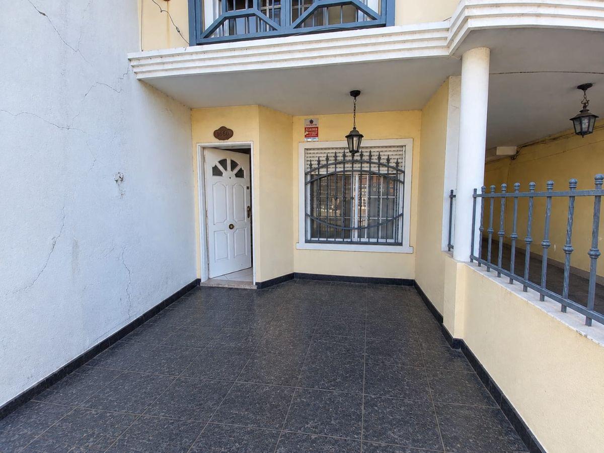 Foto de Triplex 4 ambientes con cochera. Entrada independiente., imagen 2