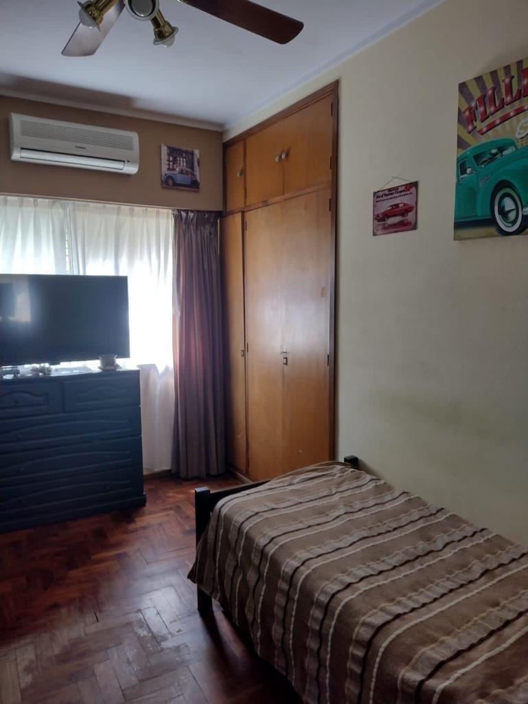 En Block, Departamento de 2 Dormitorios y 3 Locales Comerciales