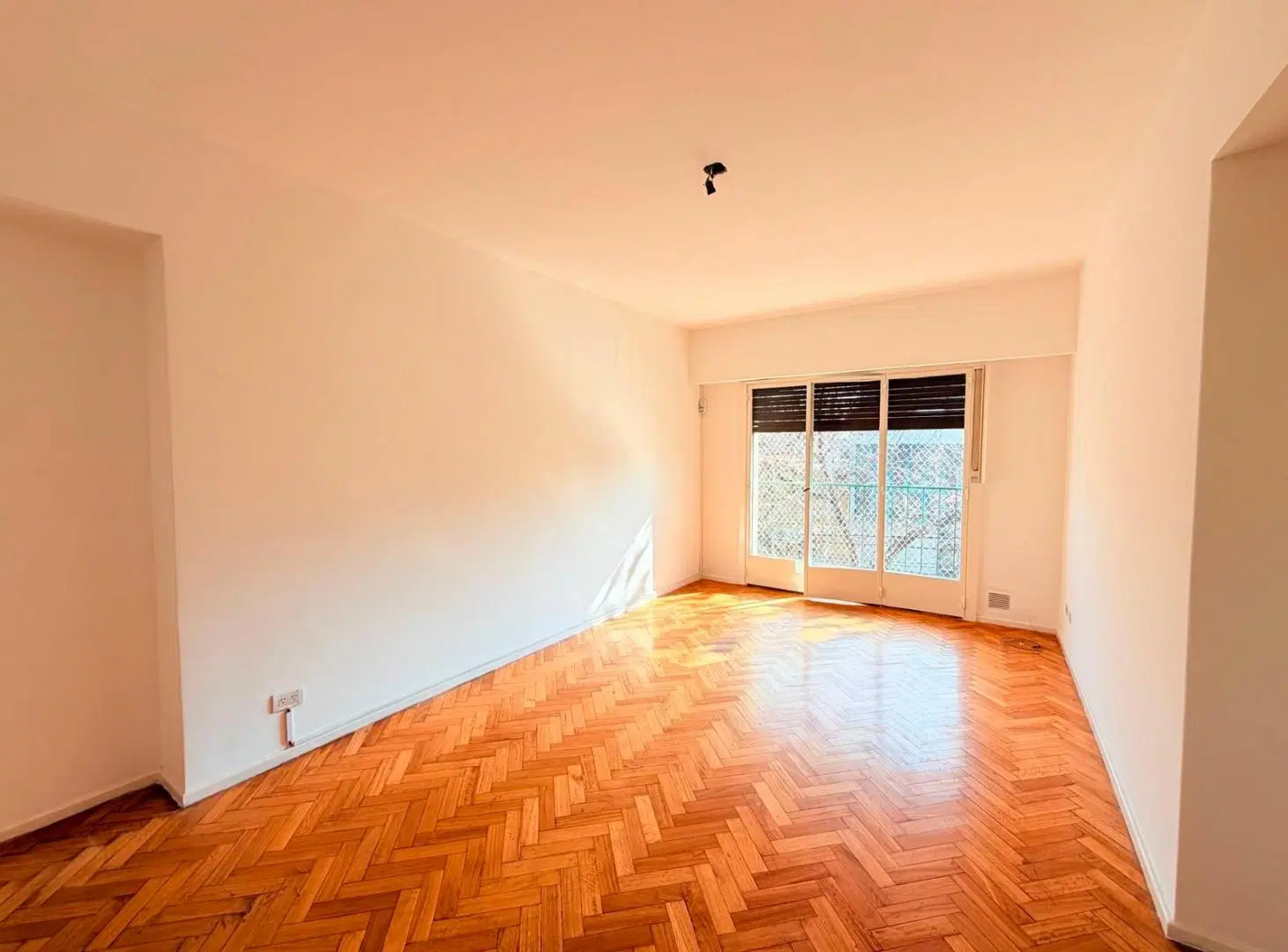Excelente departamento de 3 amplios ambientes con balcón al frente 2